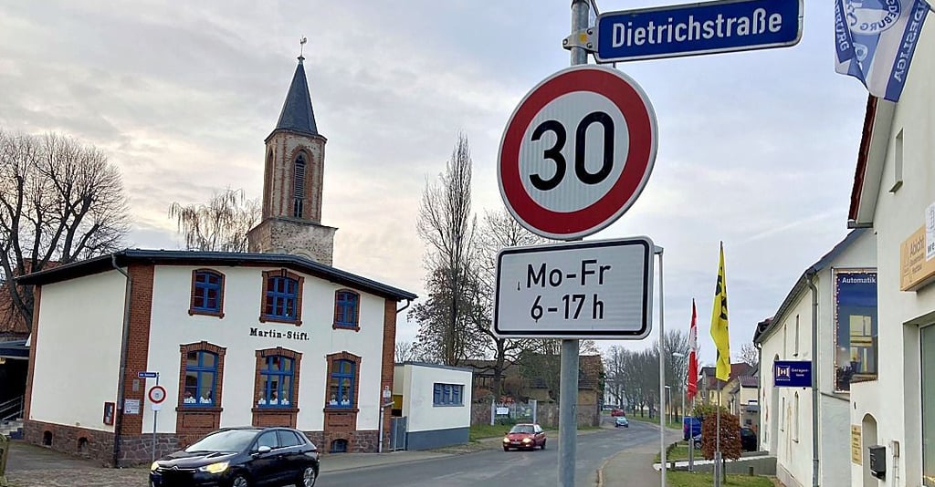 Im Bereich des Kindergartens gilt in der Zerrennerstraße im Magdeburger Stadtteil Diesdorf Tempo 30 als Maximalgeschwindigkeit für Fahrzeugführer.