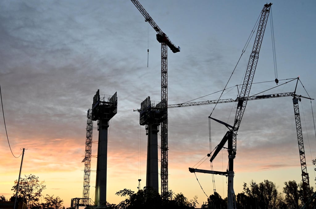 Magdeburg investiert kräftig - hier in den dringend benötigten Bau einer neuen Elbbrücke. Sie kostet rund 180 Millionen Euro und wird weitgehend aus Födergeld bezahlt. Der Vergaberechtsstreit vor Baustart erhöhte die Baukosten um mehr als 44 Millionen Euro. Wer die zahlen muss, darüber liegen Stadt und Land im Streit.