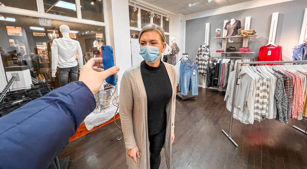 Franziska Henze vom Modegeschäft „Unique“ überprüft den Impfnachweis. Für die Inhaberin ist die 2G-Regel nicht optimal, weil sie bald ihr Geschäft schließt und noch möglichst viel Kleidung loswerden will.
