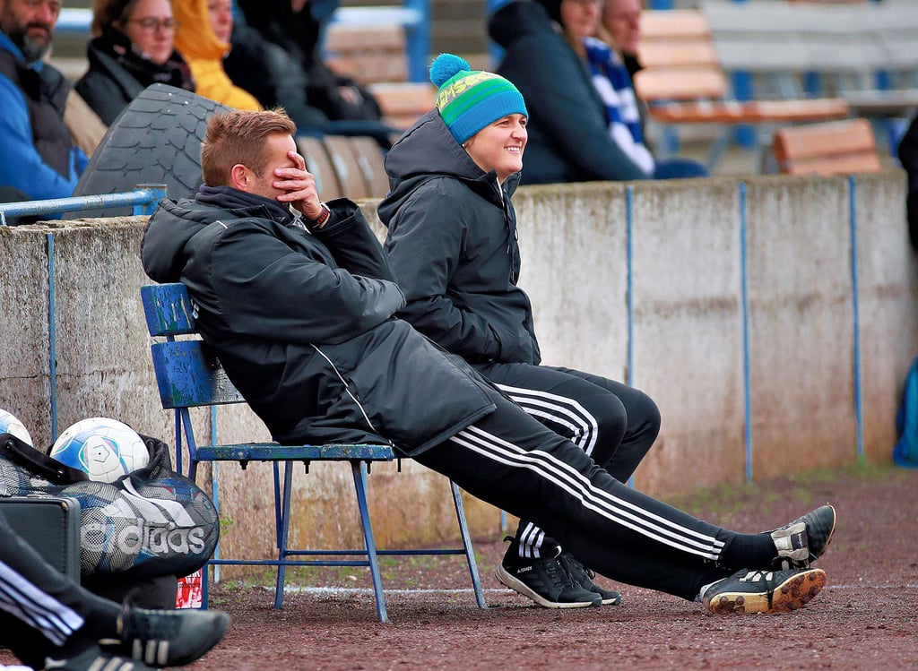Für Trainer Christian Stephan, der hier an der Seite von Anne Bartke sitzt, wurde das Gastspiel der B-Juniorinnen des Magdeburger FFC beim SV Werder Bremen eines zum Vergessen.
