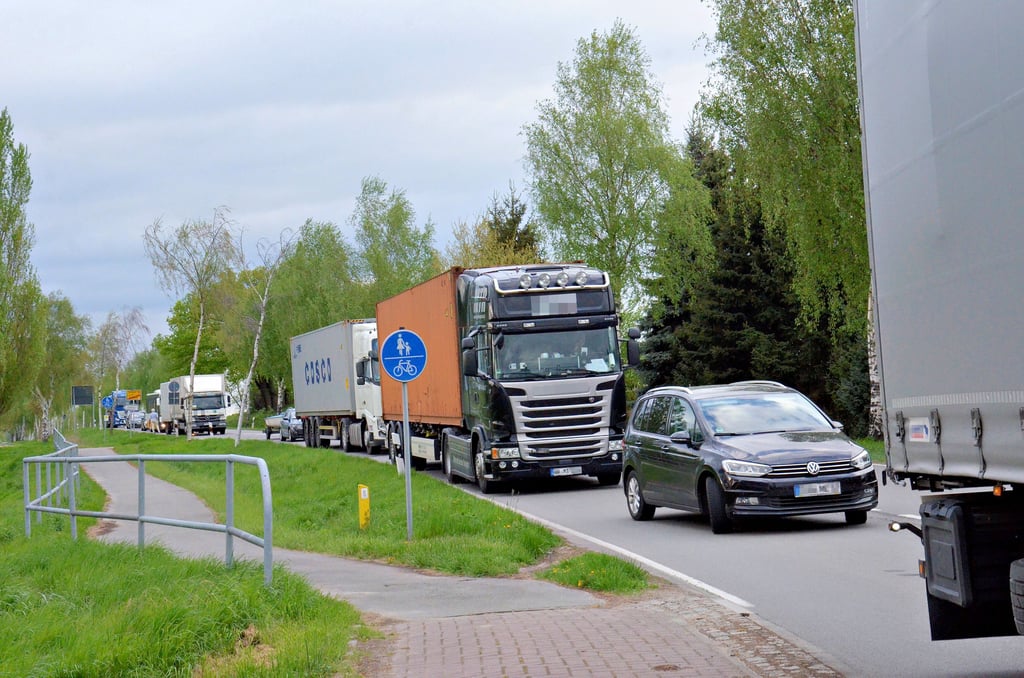 Die Verkehrsbelastung ist hoch in den Orten an der B71, wie hier in Estedt. Aus diesem Grund soll für Estedt eine Umgehungsstraße gebaut werden.