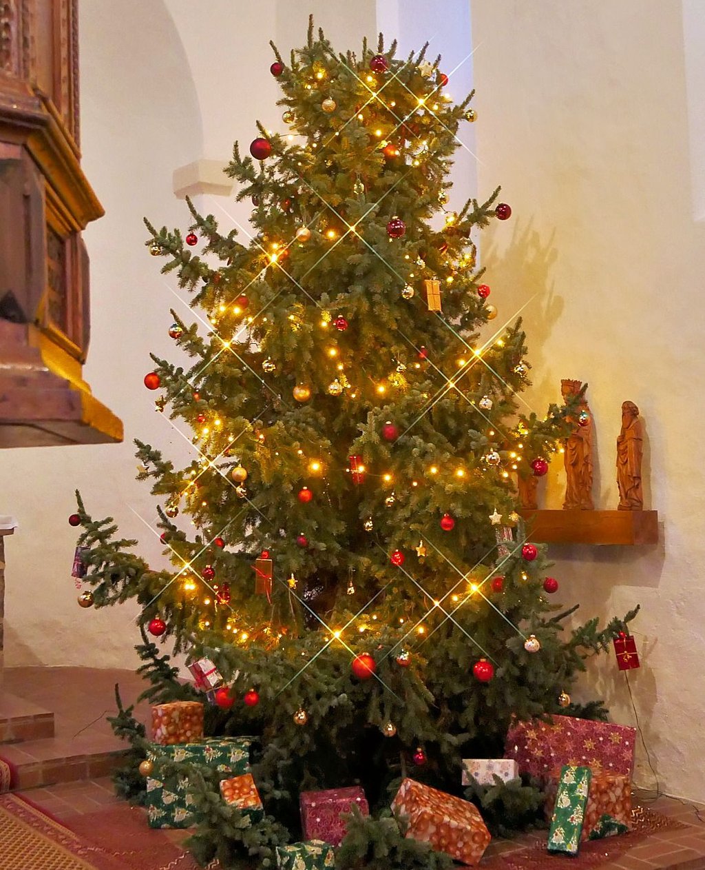 In einer Gemeinschaftsaktion wurde der diesjährige Weihnachtsbaum in der Rochauer Kirche aufgestellt und geschmückt.