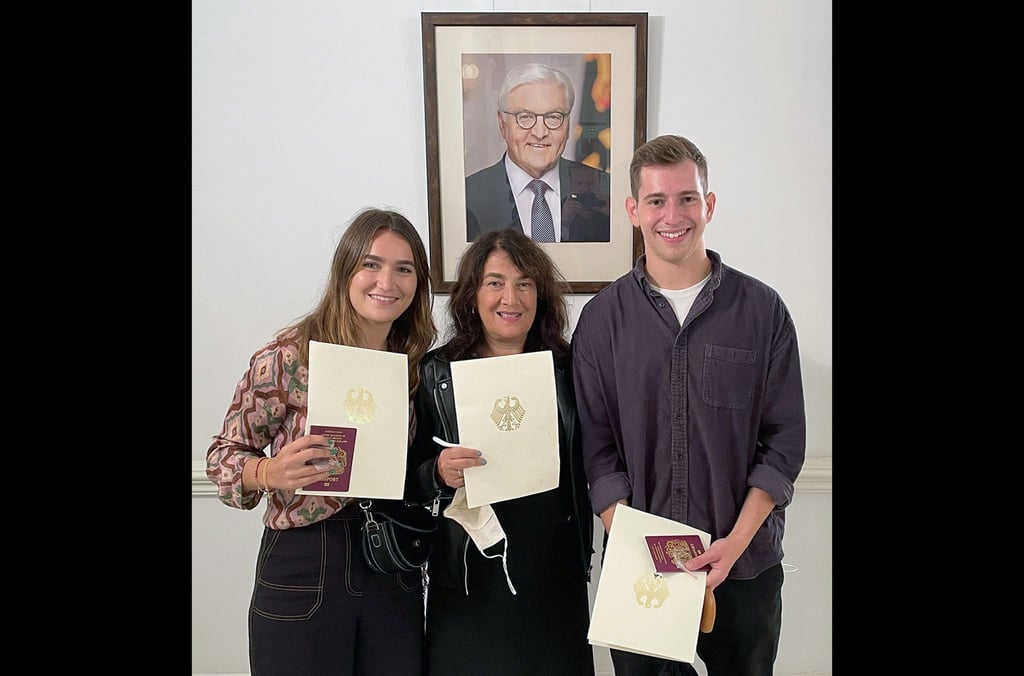 Jane Lew (m.) und ihre Kinder Saul und Anna mit ihrem deutschen Pass.