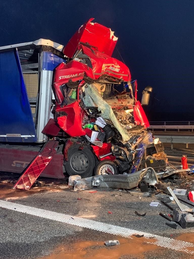 Lkw Fährt Auf A38 Bei Roßla Auf Schilderwagen Auf - Fahrer Wird Schwer ...