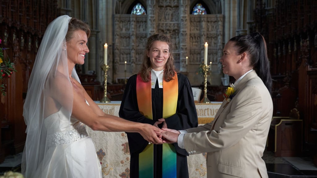 Vikarin Rebecca (Antonia Bill, m.) traut zwei Frauen (Emma Skinner und Rachel Leigh, l-r) in einer Szene von "Rosamunde Pilcher: Im siebten Himmel".