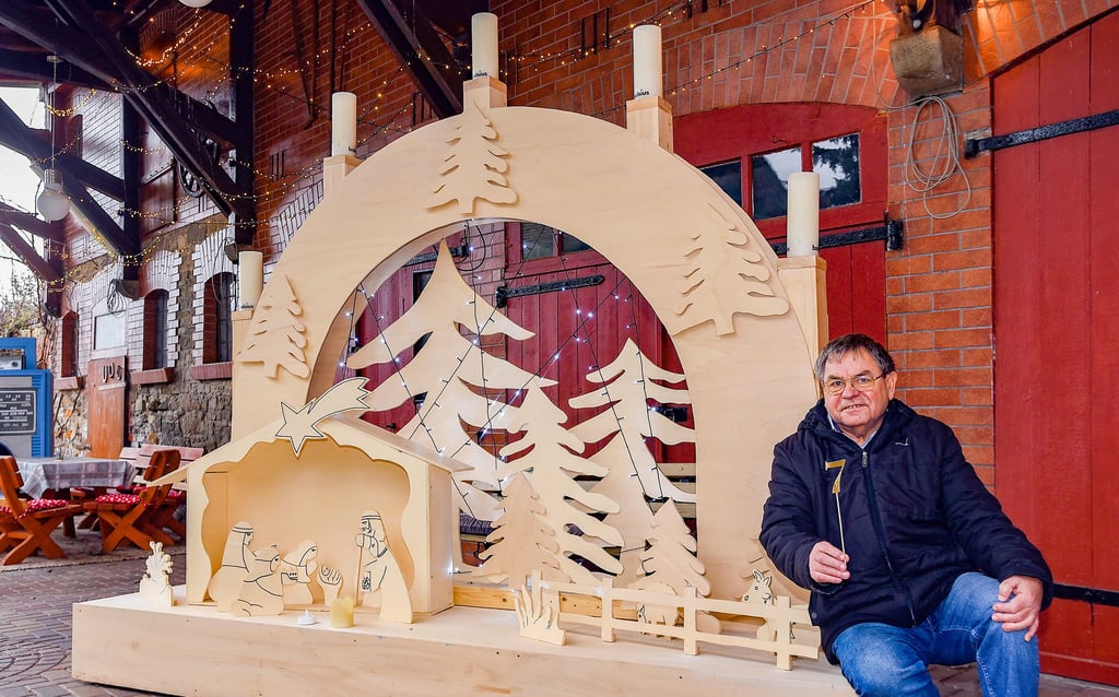 Sieben Figuren stehen in und vor der Krippe des großen Schwibbogens, den Erwin Liedke aus Kleinpaschleben gebaut hat.