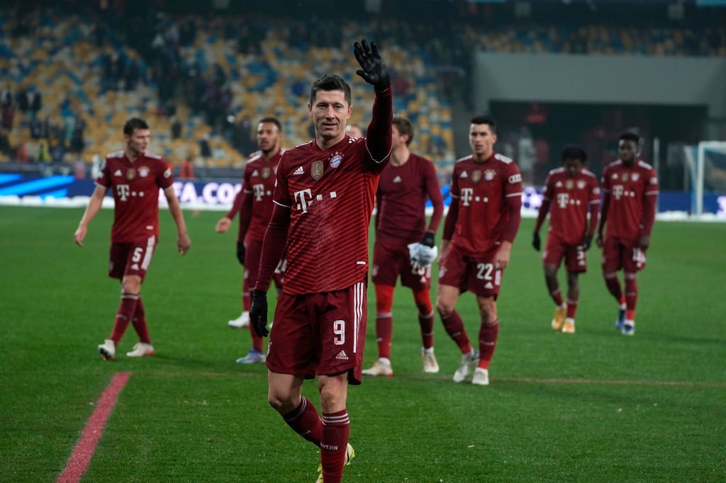 Der FC Bayern München um Robert Lewandowski (v) siegte in Kiew.