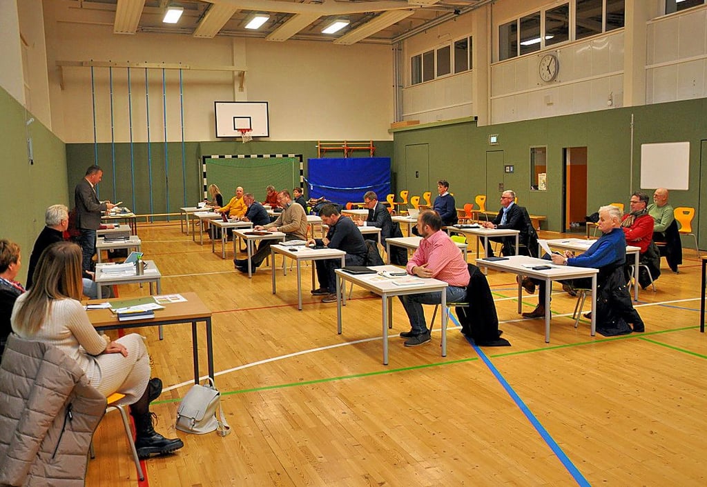 Das passte: Die Entscheidung zur Kreditaufnahme für die Flessauer Schulküche fiel am Dienstagend in Flessau. Der Stadtrat hielt seine letzte Sitzung des Jahres 2021 in der Sporthalle der Schule ab.