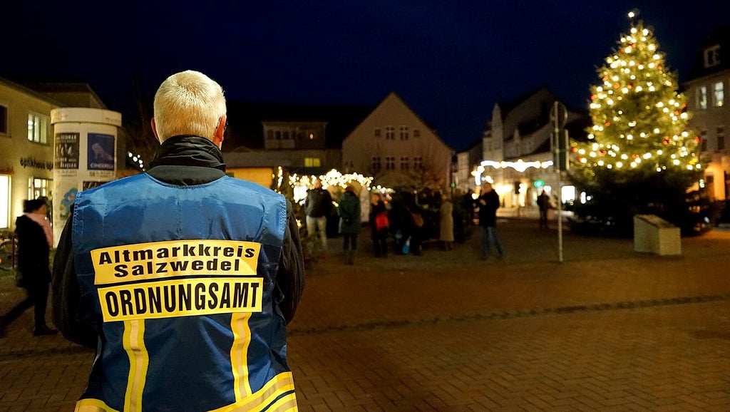 Kreisordnungsamtsleiter Hans Thiele mit Kollegen, Polizei und Mitarbeiter des städtischen Ordnungsamtes beobachteten eine nicht angemeldete Versammlung am Rathausturmplatz.