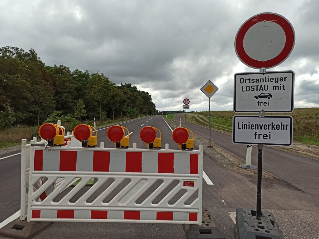 Monatelang war die Landesstraße 52 durch Lostau nur für Anlieger und den Busverkehr frei gegeben. Das soll jetzt ein Ende haben.