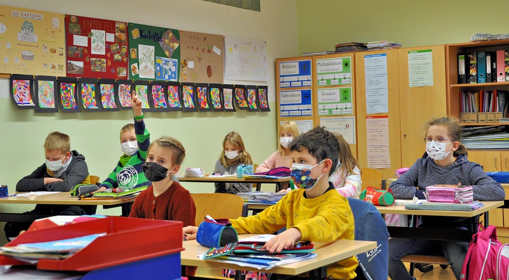 Auch in der Schule in Großmühlingen bei Schönebeck gilt seit kurzem eine Maskenpflicht. Einige Schüler finden das Masketragen neben dem täglichen testen zwar nervig, aber es halten sich dennoch alle an die Vorgaben.