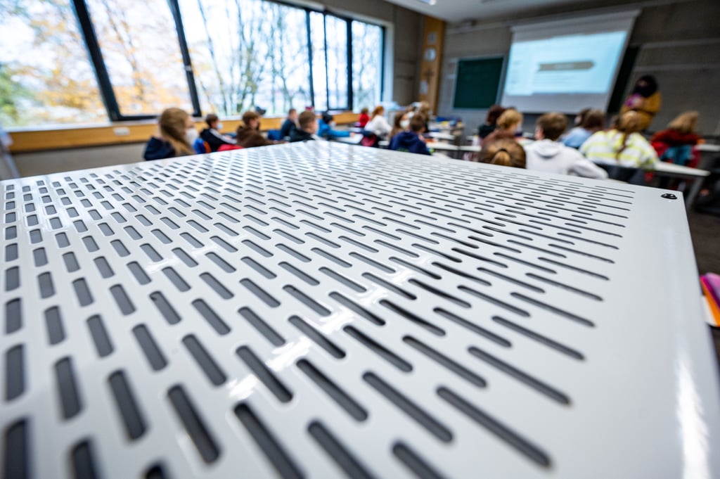 In Sachsen-Anhalt eher selten, in Bayern verbreitet: Luftfilter in einem Klassenzimmer in Straubing.