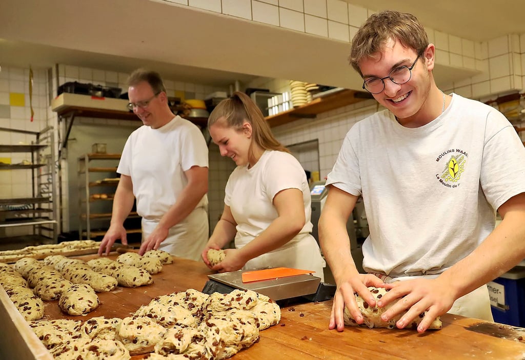 Bäckermeister Stev Richter mit den Lehrlingen Lea Renner und Gabin Roussel.