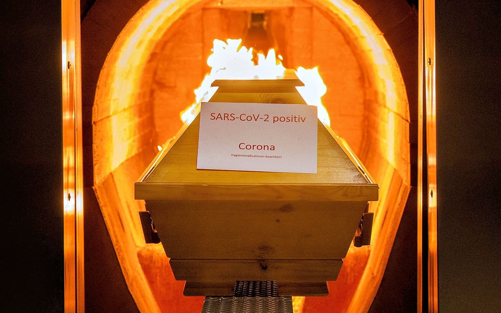 Ein Verstorbener in einem Sarg mit Aufschrift „SARS-CoV-2 positiv - Corona“ wird im Krematorium in einem Ofen eingeäschert. Im Salzlandkreis sind bislang 483 Menschen in Zusammenhang mit Covid-19 gestorben.