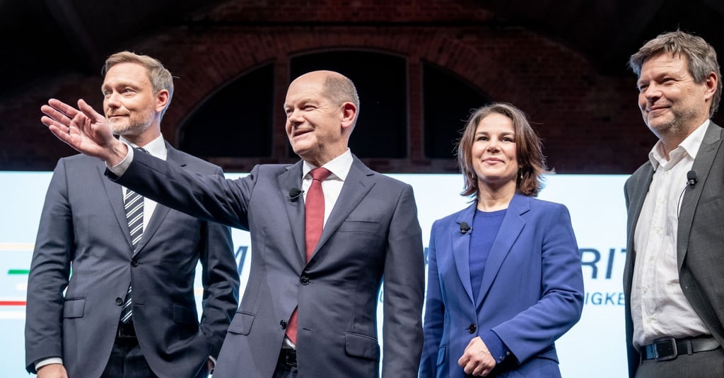 Die designierten Köpfe der Ampel (v.l.): Finanzminister Christian Lindner (FDP) und Bundeskanzler Olaf Scholz (SPD) mit Außenministerin Annalena Baerbock und Vizekanzler Robert Habeck (beide Grüne).