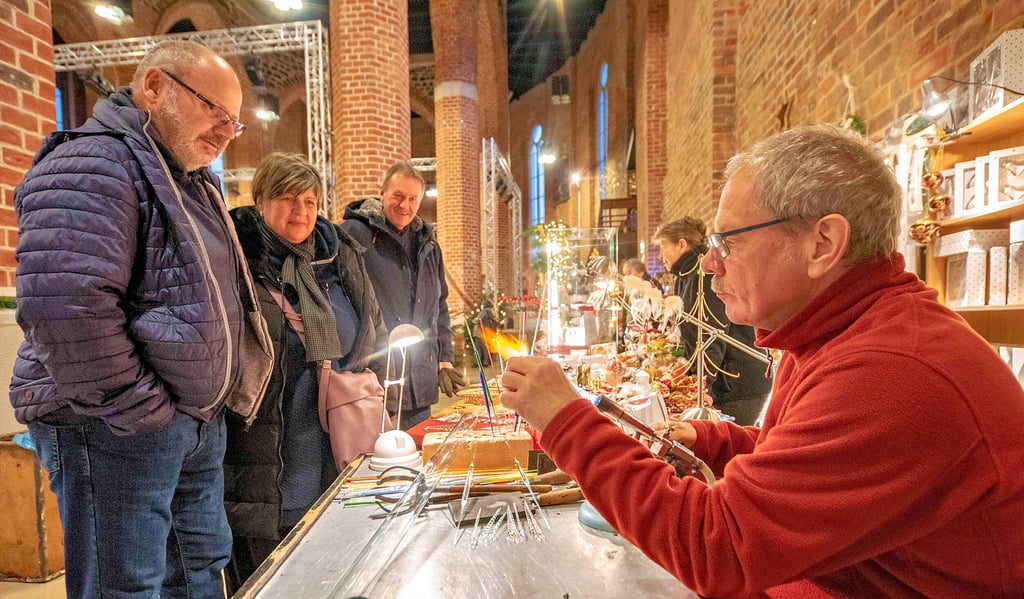 Glasbläser Detlef Schumann aus Alten gibt in der Marienkirche Einblicke in sein Handwerk.