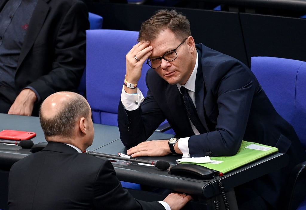 Der nächste Bundeskanzler Olaf Scholz (l) spricht im Bundestag mit Carsten Schneider (Archivbild).