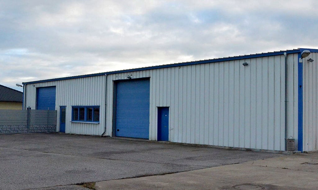 Die leerstehende Halle in der Straße „Am Kalkwerk“ in Hohenerxleben soll zum zentralen Lager der Tafeln in Sachsen-Anhalt werden.