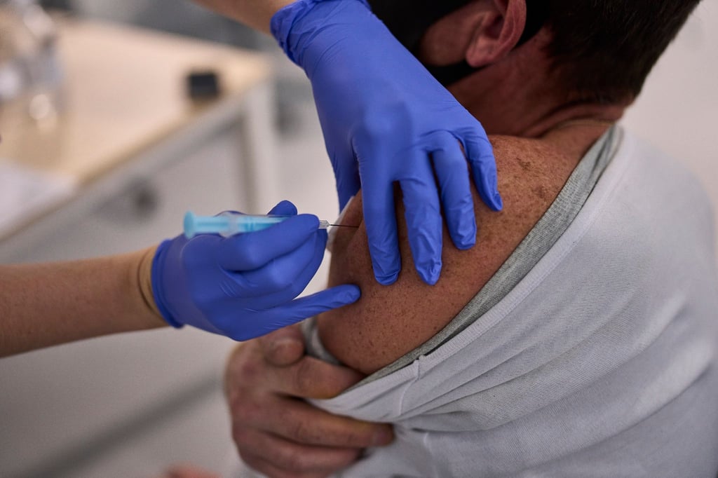 Ein Mann erhält in einem Madrider Krankenhaus den Impfstoff von Moderna. In Spanien und Portugal können jetzt auch Fünf- bis Elfjährige gegen Covid-19 geimpft werden.