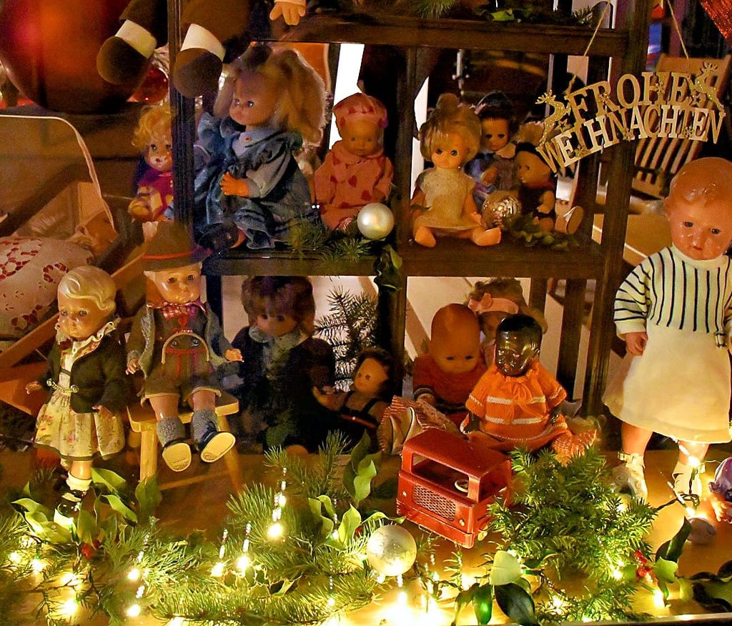 Frohe Weihnachten mit Puppen: Ein Schaufenster an der Seehäuser Straße (ehemals Bäckerei Wegner) wurde ehrenamtlich gestaltet.