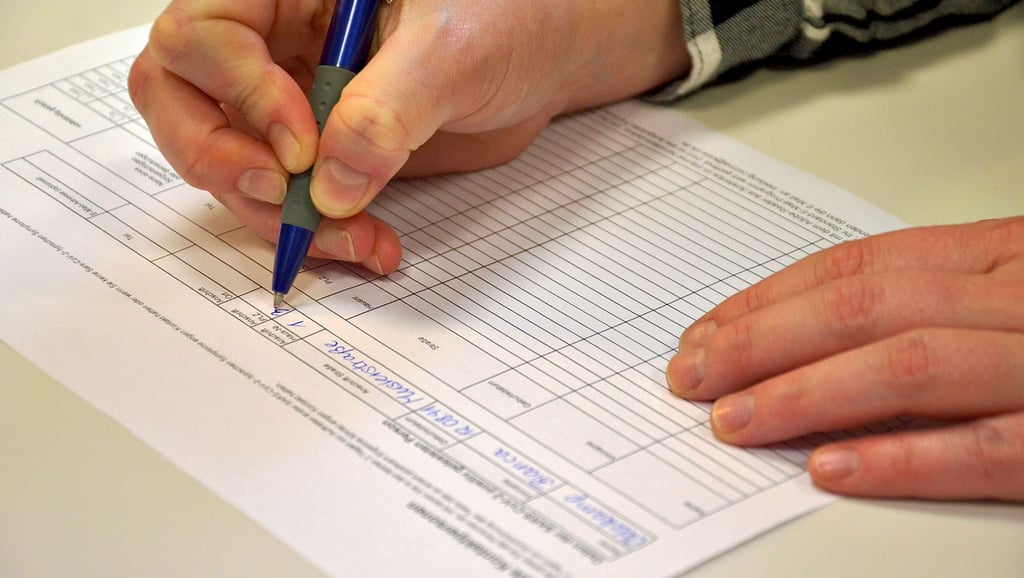 Wer positiv auf das Coronavirus getestet wurde und die Liste seiner Kontaktpersonen ausgefüllt hat, soll diese im Sinne der schnellen Kontaktverfolgung möglichst per Mail oder Fax an den Fachdienst Gesundheit senden.