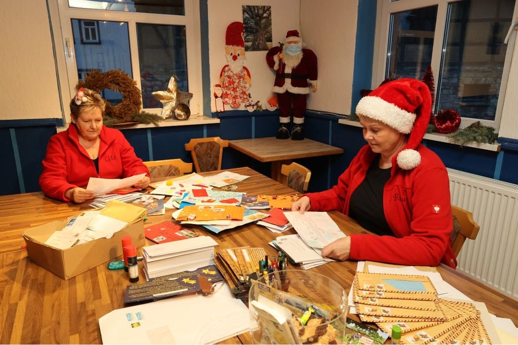 Ute Schmidt (l) und Renate Schimmel lesen die Briefe an den Weihnachtsmann im Weihnachtspostamt in Himmelsberg, einem Ortsteil von Sondershausen. 2020 wurden rund 7.000 Briefe beantwortet.