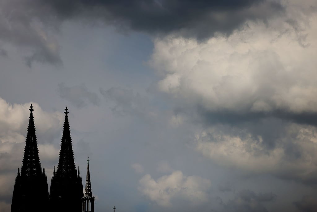 Wolken ziehen am Dom vorbei. (Archivbild)