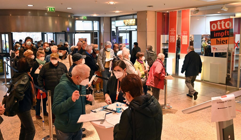 Impfpunkt im Allee-Center: Natürlich impft hier nicht Otto, wie das Banner oben rechts einladend wirbt. Die Impfaktion stemmt Magdeburg mit ehrenamtlicher Hilfe, mit Unterstützung der Bundeswehr und mit reichlich eigenem Personal, das in der Krise von seinen eigentlichen Aufgaben abgezogen wird.