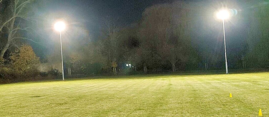 Der Sportplatz in Wegeleben erstrahlt dank moderner LED-Technik auch im Winterhalbjahr abends in hellem Schein.