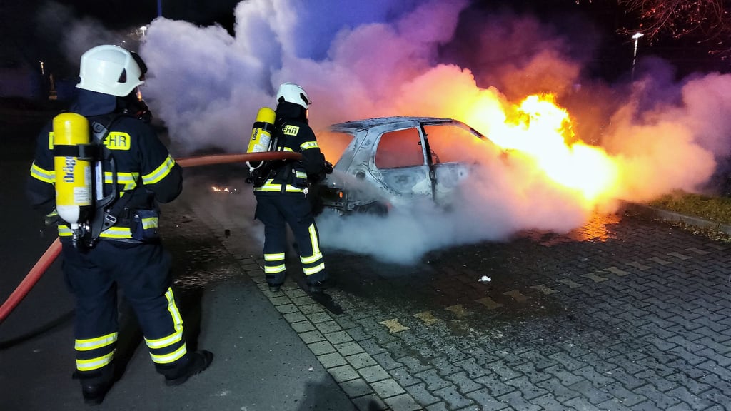 Die Feuerwehr beim Löschen des Brandes in Eisleben
