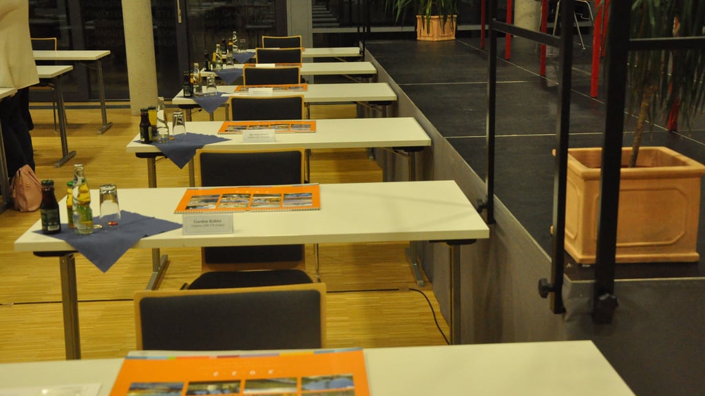 Die Plätze blieben frei, da sich die Fraktion AfD/Endert gegen die 3G-Regel gestellt hatte und im Publikumsraum saß.