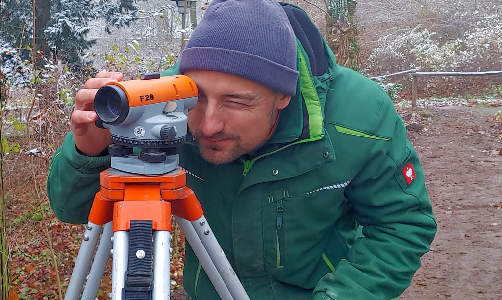 Richard Horenburg vom Garten- und Landschaftsbau Horenburg aus Ditfurt vermisst den neuen Weg, über den künftig der Amtsgarten wieder an das öffentliche Wegenetz des Landschaftsparks Spiegelsberge angebunden wird.