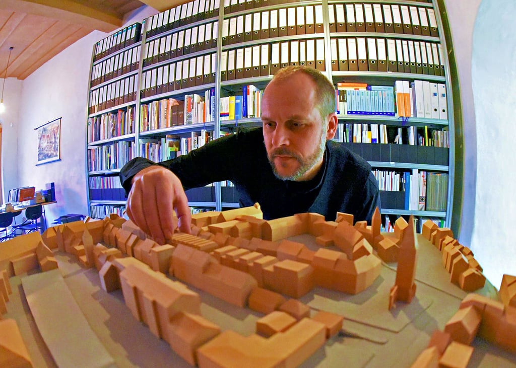 Architekt Dirk Fuß, hier an seiner Diplomarbeit, hat den Hannes-Meyer-Preis erhalten.
