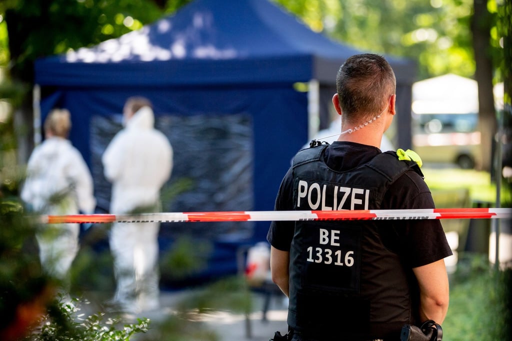 Ein Polizeibeamter in Berlin sichert nach der Erschießung eines Georgiers tschetschenischer Abstammung 2019 den Tatort.