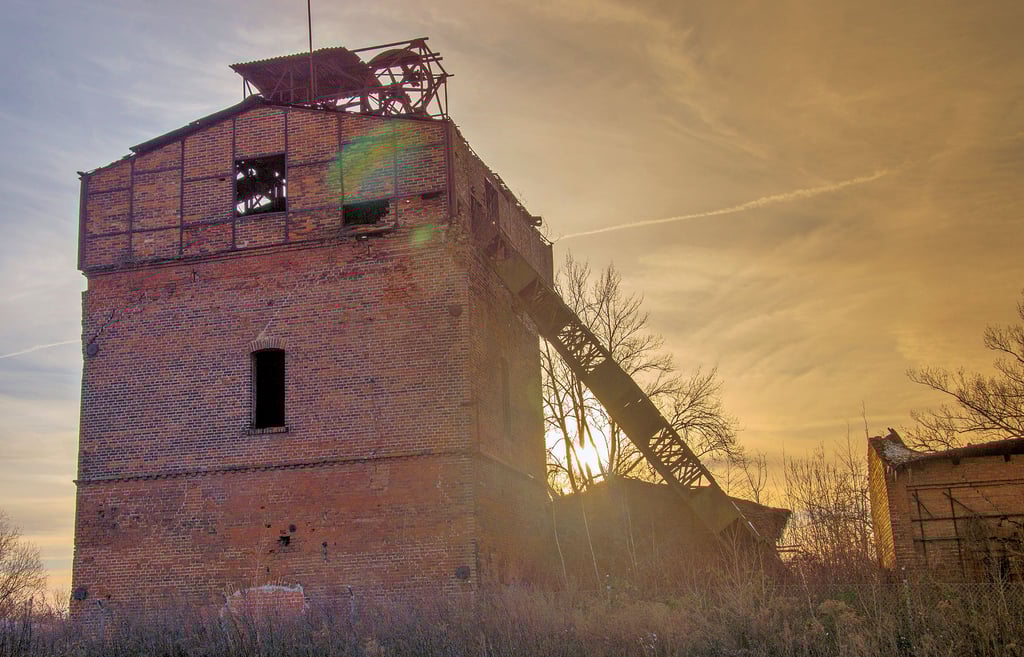 Die Industrieruine Paul II wirkt im Sonnenuntergang idyllisch.