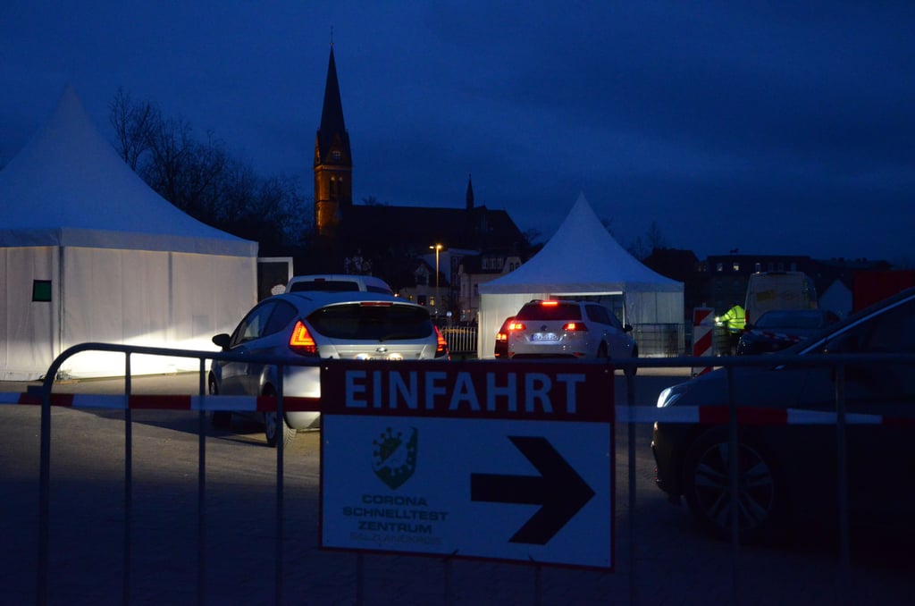 Nachdem die Zuwegung zum Testzentrum auf dem Neumarkt Staßfurt geändert wurde, war das Chaos am Kreisverkehr gelöst.