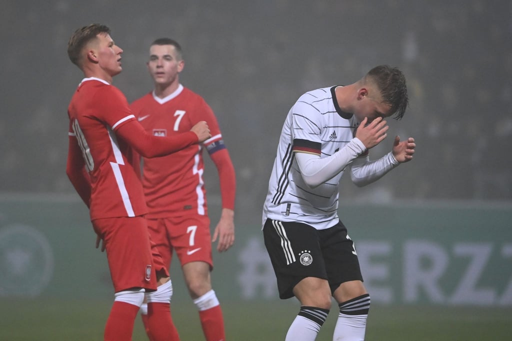 Das deutsche U21-Team um Luca Netz (r) verlor klar gegen Polen.
