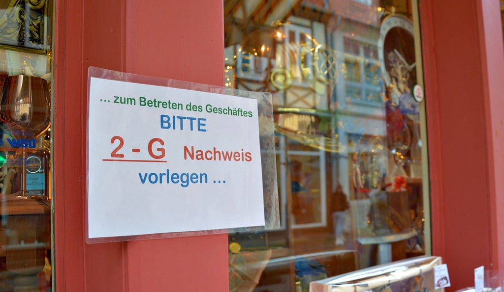 Vor den Geschäften der Burger Innenstadt machen Hinweisschilder auf die neu eingeführte 2G-Regelung der 15. Eindämmungsverordnung aufmerksam.