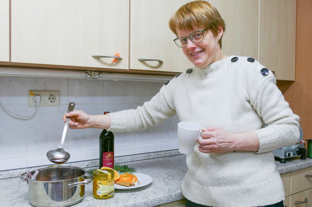 Sandra Hanke bereitet in ihrer Küche den ersten Glühwein der Saison zu. Auf dem Weingut der Familie gibt es keinen abgefüllten Glühwein, aber auf Nachfrage das Familienrezept.
