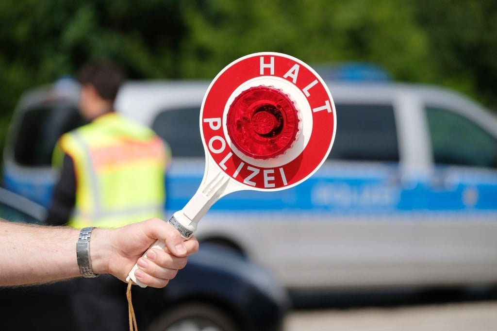 Gegen die beiden wird nun wegen Trunkenheit im Verkehr und wegen Fahrens ohne Führerschein ermittelt.