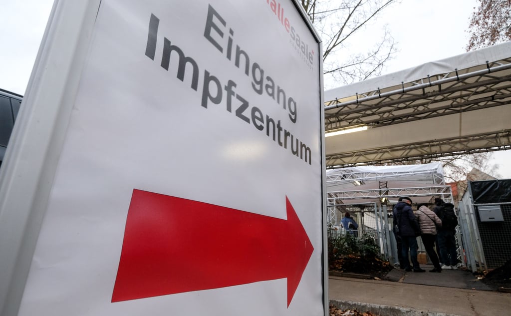 Vor dem Impfzentrum in der Pera-Straße in Halle bleiben die langen Schlangen aus.