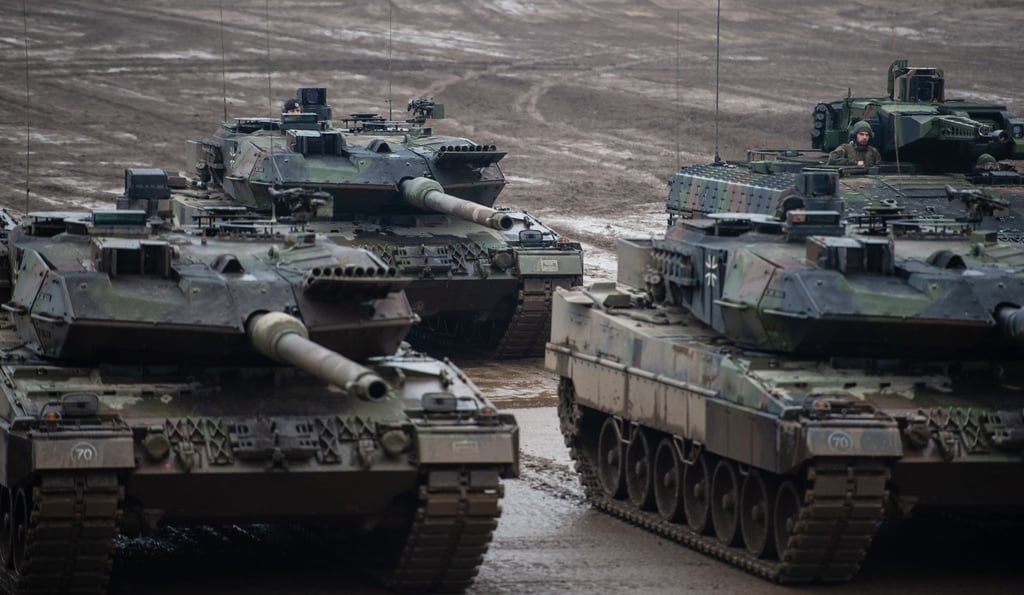 Drei Kampfpanzer der Bundeswehr vom Typ Leopard 2A6 und ein Schützenpanzer vom Typ Puma.