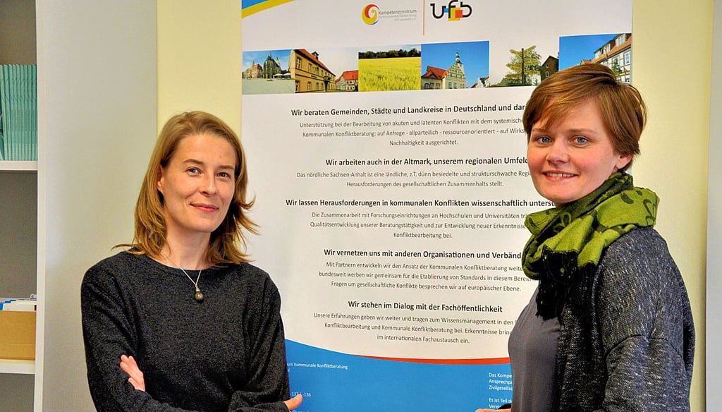 Stellvertretende Leiterin Insa Bloem (links) und Fachberaterin Ulrike Gatzemeier des Kompetenzzentrums in Salzwedel helfen bei kommunalen Konflikten.
