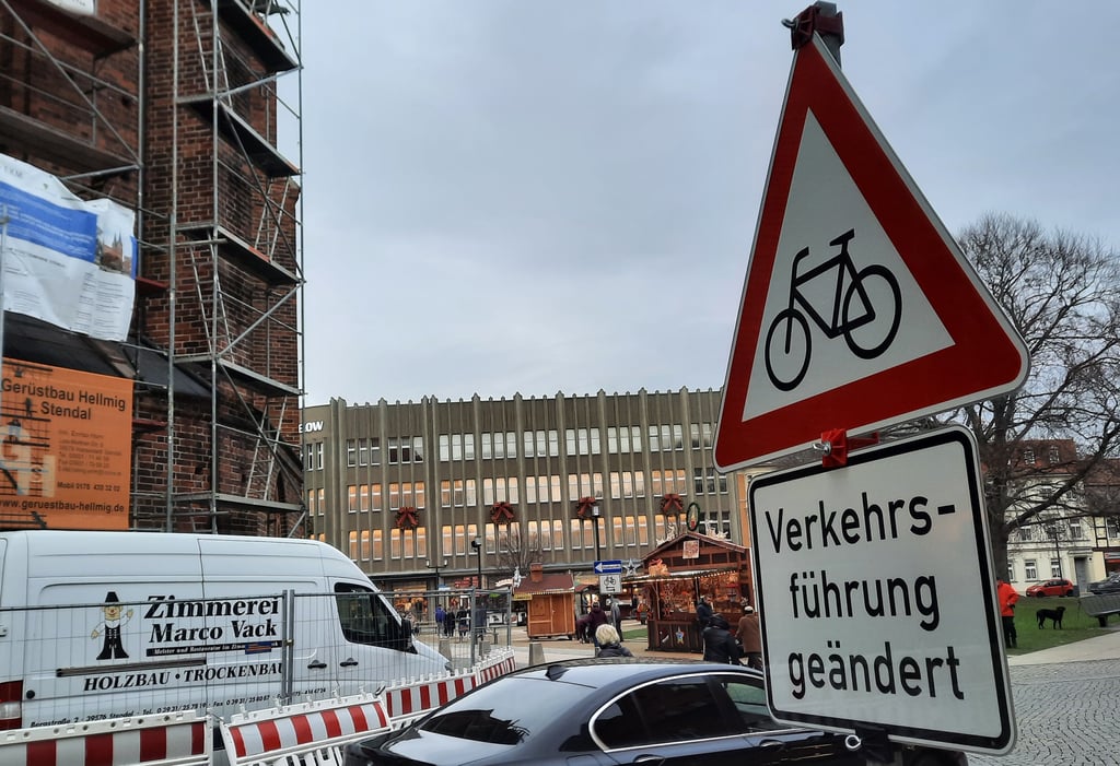 In Stendal wurde in verschiedenen Einbahnstraßen die Verkehrsführung für Fahrradfahrer geändert - so auch am Winckelmannplatz.