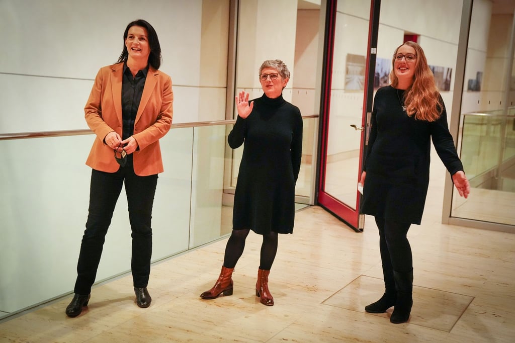 Britta Haßelmann (Mitte) und Katharina Dröge (rechts) zusammen mit Irene Mihalic (links). Haßelmann und Dröge sind neue Grünen-Fraktionsvorsitzende der Grünen.