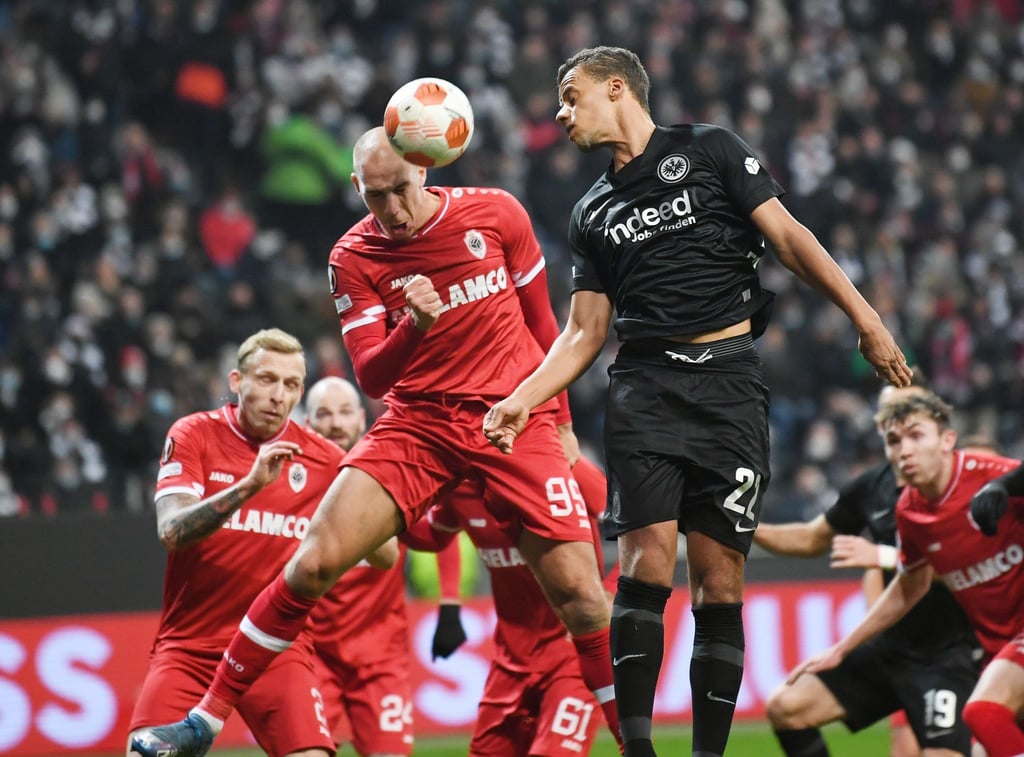 Antwerpens Michael Frey kommt vor dem Frankfurter Timothy Chandler (r) an den Ball.