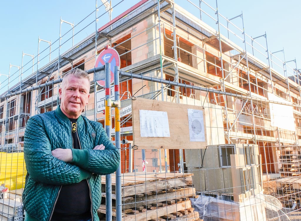 Geschäftsführer Mario Letz ist zufrieden. Beim Bau des neuen Bürogebäudes an der Bundesstraße 187 läuft bisher alles nach Plan.
