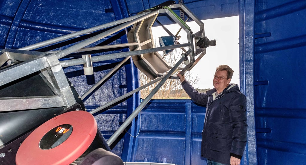 Der Vereinsvorsitzende Eike Bickel in der Kuppel der Bräsener Sternwarte. In Bräsen steht den Hobby-Astronomen das wohl größte Spiegelteleskop in Sachsen-Anhalt zur Verfügung.