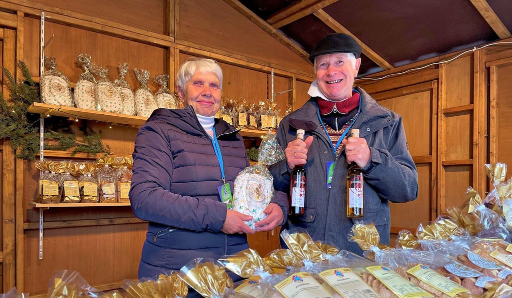Annelie Hennig und Norbert Zielske verkaufen gerne in dem Kunsthandwerkerdorf in Weißenfels.