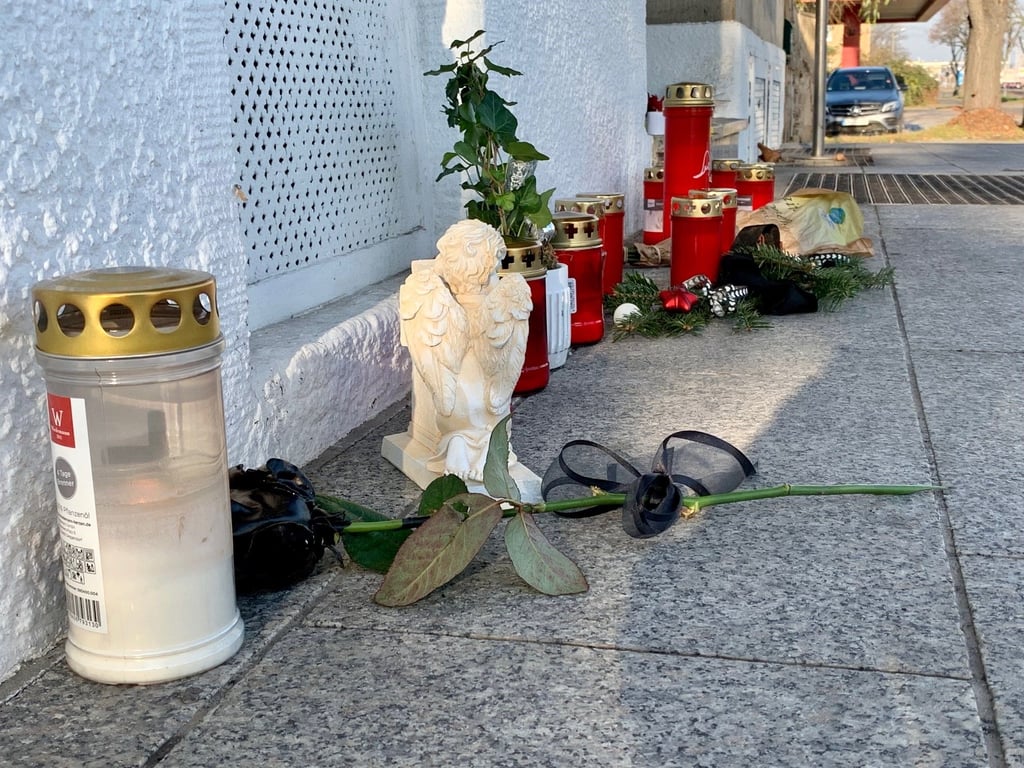 Trauer um Gastronomen vor der Villa Emilio in Ammendorf.